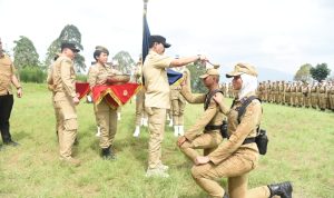Rektor IPDN Dr. Drs. Hadi Prabowo, M.M saat penyematan wings brevet kepada praja IPDN di Gunung Manglayang.