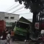 Truk Fuso tampak menabrak kios marmer di Jalan Raya Bandung-Cianjur, Kabupaten Bandung Barat.