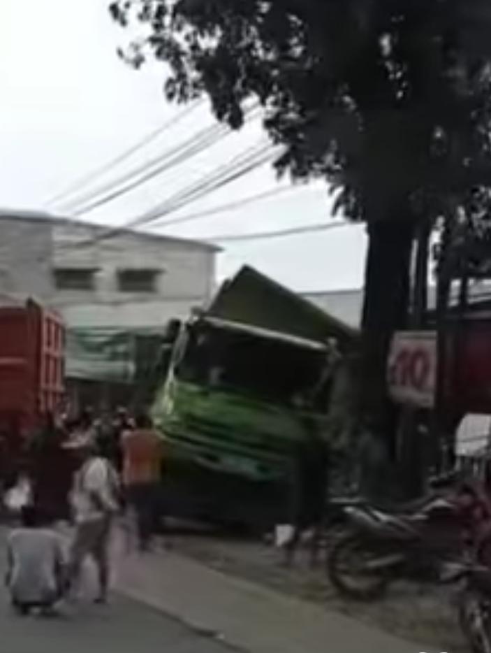 Truk Fuso tampak menabrak kios marmer di Jalan Raya Bandung-Cianjur, Kabupaten Bandung Barat.