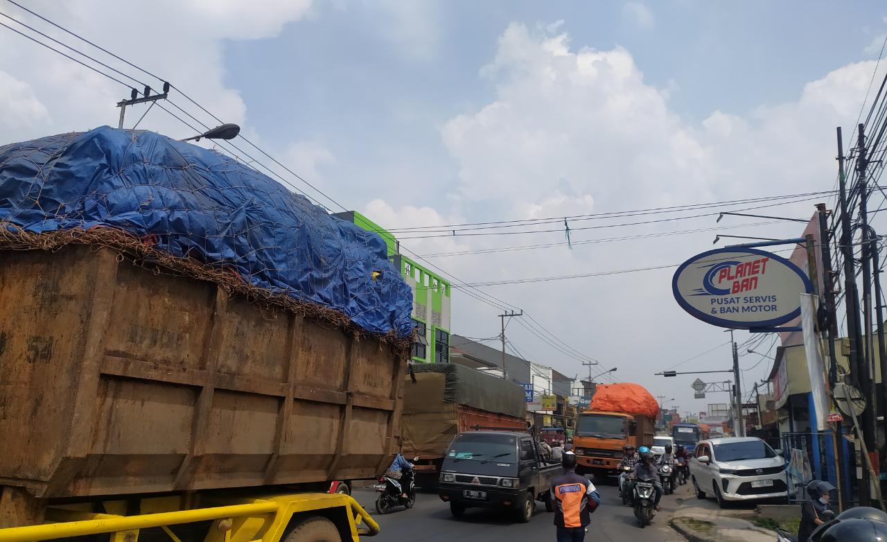 ALAMI KENDALA: Salah satu truk pengangkut sampah yang hendak menuju ke TPAS Sarimukti KBB. (AKMAL/JABAR EKSPRES)