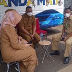Pegawai Bapenda Kabupaten Bogor saat melakukan sosialisasi aplikasi SIKEBAL. (Sandika Fadilah /Jabarekspres.com)