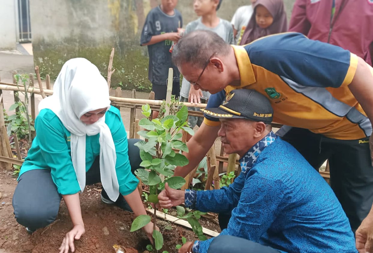 Lurah Tanah Baru, Uay Setiawan saat simbolisasi penanaman pohon jambu di lahan kosong di Kampung Sela Awi, Jumat 27 Januari 2023. (YUDHA PRANANDA/JABAR EKSPRES)
