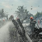 Petugas Diskar PB Kota Bandung tengah melakukan pendinginan usai proses pemadaman kebakaran Rumah Makan Ampera. (KHOLID/JABAR EKSPRES)