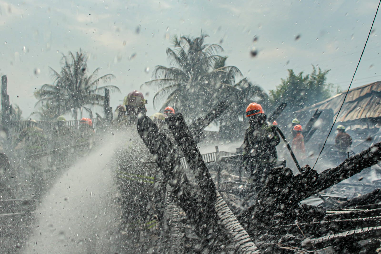 Petugas Diskar PB Kota Bandung tengah melakukan pendinginan usai proses pemadaman kebakaran Rumah Makan Ampera. (KHOLID/JABAR EKSPRES)