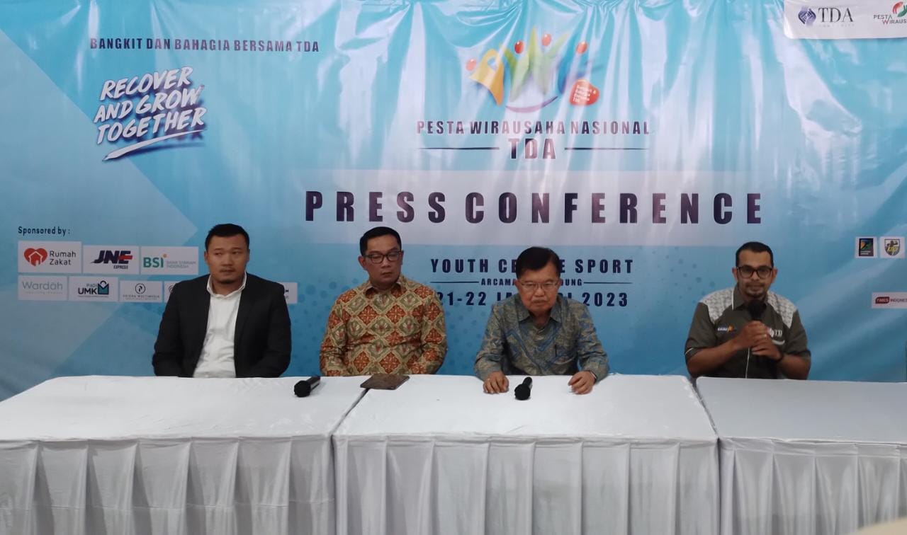 Mantan Wakil Presiden Indonesia Periode 2004-2009 dan 2014-2019 yang juga pengusaha senior Jusuf Kalla (kedua dari kanan) bersama Gubernur Jawa Barat (kedua dari kiri) saat diwawancarai terkait perekonomian. (YANUAR/JABAR EKSPRES)