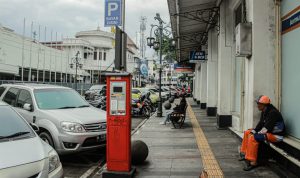 Kondisi parkiran di area Jalan Asia Afrika, Kota Bandung. Pemkot Bandung kini menaikkan taris parkir. (KHOLID/JABAR EKSPRES)