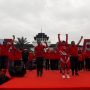 Ribuan warga kader PDIP dari 27 kabupaten/kota di Jabar mengikuti Senam Asik dalam rangka peringati HUT ke-50 PDIP di Jalan Diponegoro. (ISTIMEWA)