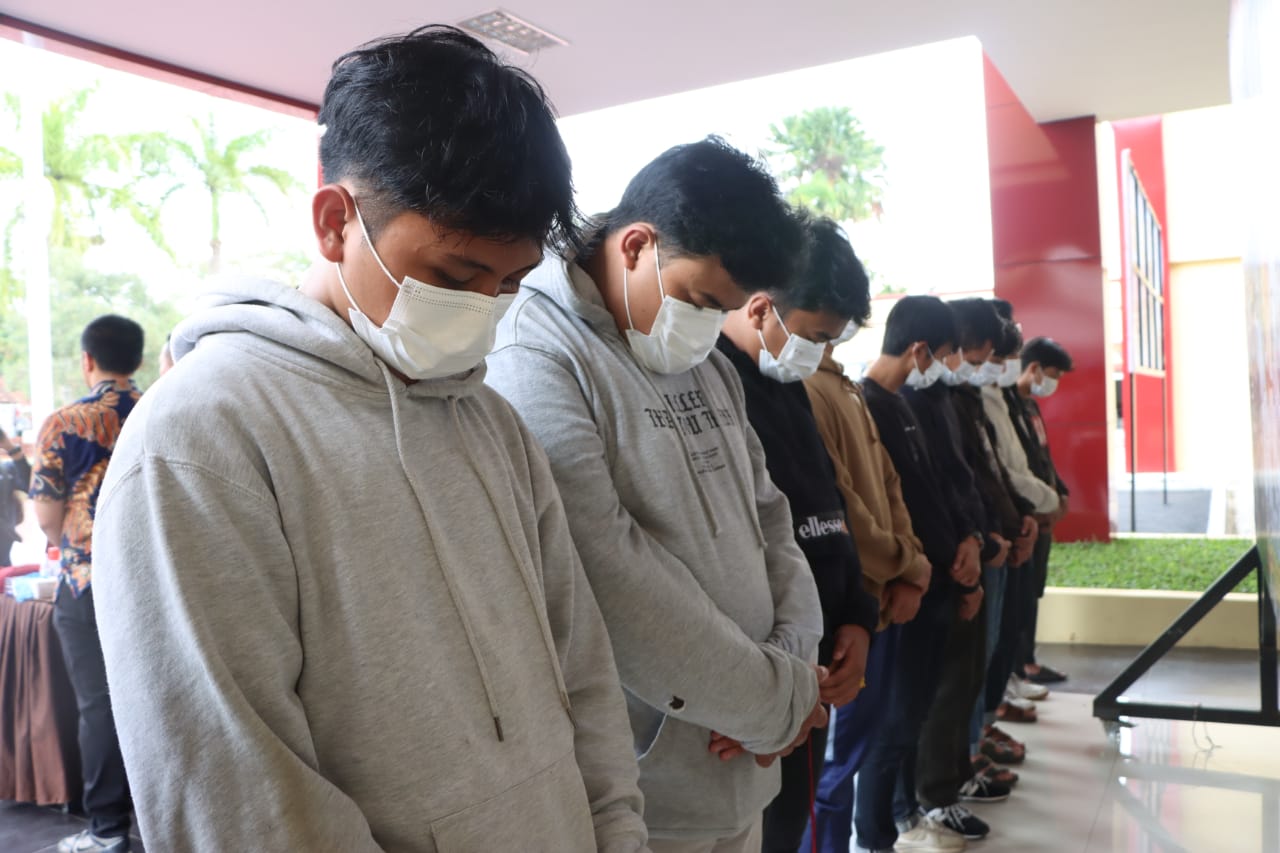 Sebanyak 10 pelajar tawuran di wilayah Kecamatan Soreang, Kabupaten Bandung dengan membawa sejumlah senjata tajam. (ISTIMEWA)