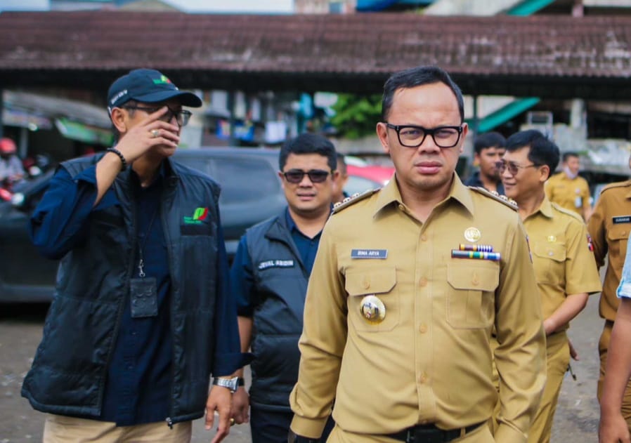 CEK LAPANGAN: Wali Kota Bogor Bima Arya didampingi sejumlah pimpinan Perumda Pasar Pakuan Jaya Pemkot Bogor saat meninjau Pasar Merdeka, Kecamatan Bogor Tengah. (YUDHA PRANANDA/JABAR EKSPRES)