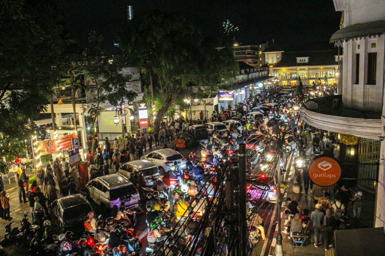 Tumpah ruah masyarakat termasuk kunjungan wisatawan saat malam tahun baru 2023 di Kota Bandung. (KHOLID/JABAR EKSPRES)