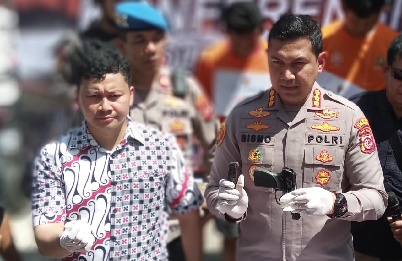 Kapolresta Bogor Kota, Kombes Pol Bismo Teguh Prakoso didampingi Kasat Reskrim Polresta Bogor Kota, AKP Rizka Fadhila menunjukkan barang bukti senjata api rakitan. (Yudha Prananda / Jabar Ekspres)