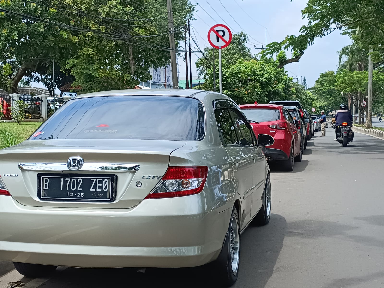 Parkir liar di sepanjang jalan Tegar Beriman, Kabupaten Bogor. (Sandika Fadilah/Jabar Ekspres)