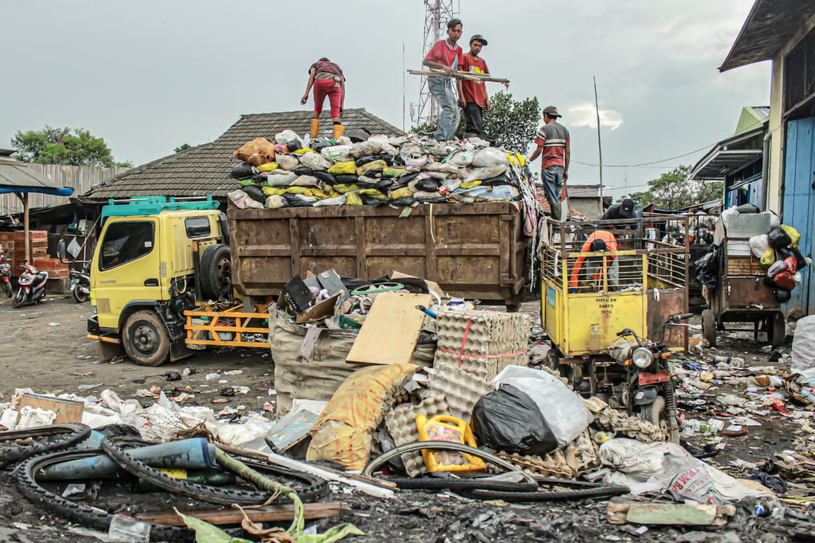 Tempat Sampah Sementara di Pasar Induk Gedebage, Kota Bandung. (KHOLID/JABAR EKSPRES)