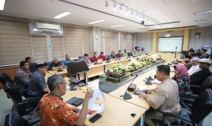 PIMPIN RAPAT: Wakil Ketua DPRD Kota Bandung Edwin Senjaya saat RDP bersama Tim Kuasa Hukum Bangunan Cagar Budaya Cihampelas dan Ir. H. Juanda, di Gedung DPRD Bandung, Jumat 10 Februari 2023.