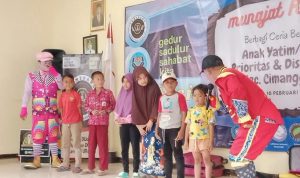 Kolaborasi Komunitas Sosial Santuni Puluhan Anak Yatim di Cimanggung Sumedang