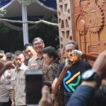 Proses penyalaan obor dilakukan oleh Wali Kota Bandung Yana Mulyana sebagai tanda diresmikannya Taman Terakota sebagai Ruang Publik Eduka. (SADAM HUSEN SOLEH RAMDHANI/JABAR EKSPRES)