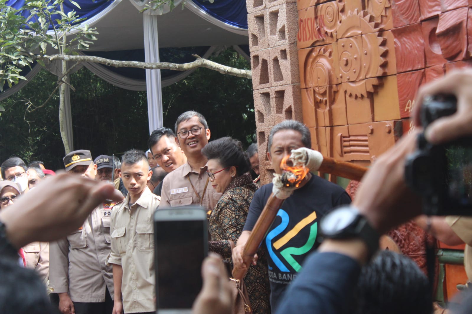 Proses penyalaan obor dilakukan oleh Wali Kota Bandung Yana Mulyana sebagai tanda diresmikannya Taman Terakota sebagai Ruang Publik Eduka. (SADAM HUSEN SOLEH RAMDHANI/JABAR EKSPRES)