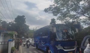 Kemacetan panjang terjadi di Jalan Cimincrang, Gedebage, Kota Bandung. Imbas dari jelang laga Persib Bandung dan pengunjung Masjid Raya Al Jabbar. (Sadam Husen / Jabar Ekspres)