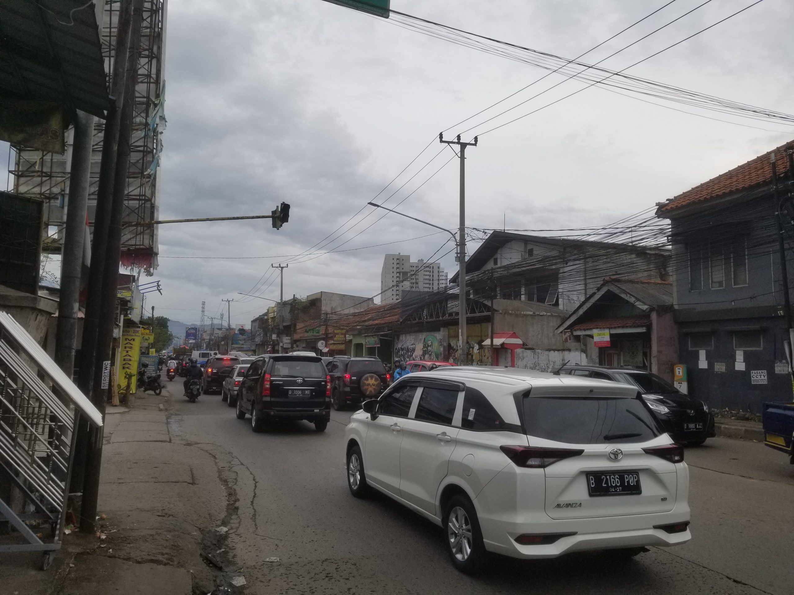Kawasan Bojongsoang, Kabupaten Bandung, Jawa Barat merupakan lokasi yang sering dilalui banyak kendaraan, baik itu kendaraan kecil bahkan besar.