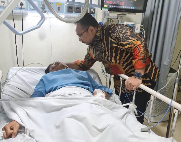 Kondisi Terkini korban penganiayaan Mario Dandy yang dijenguk oleh Menteri Agama M Yaqut, tampak masih banyak peralatan medis terpasang di tubuhnya. (instagram @gusyaqut)