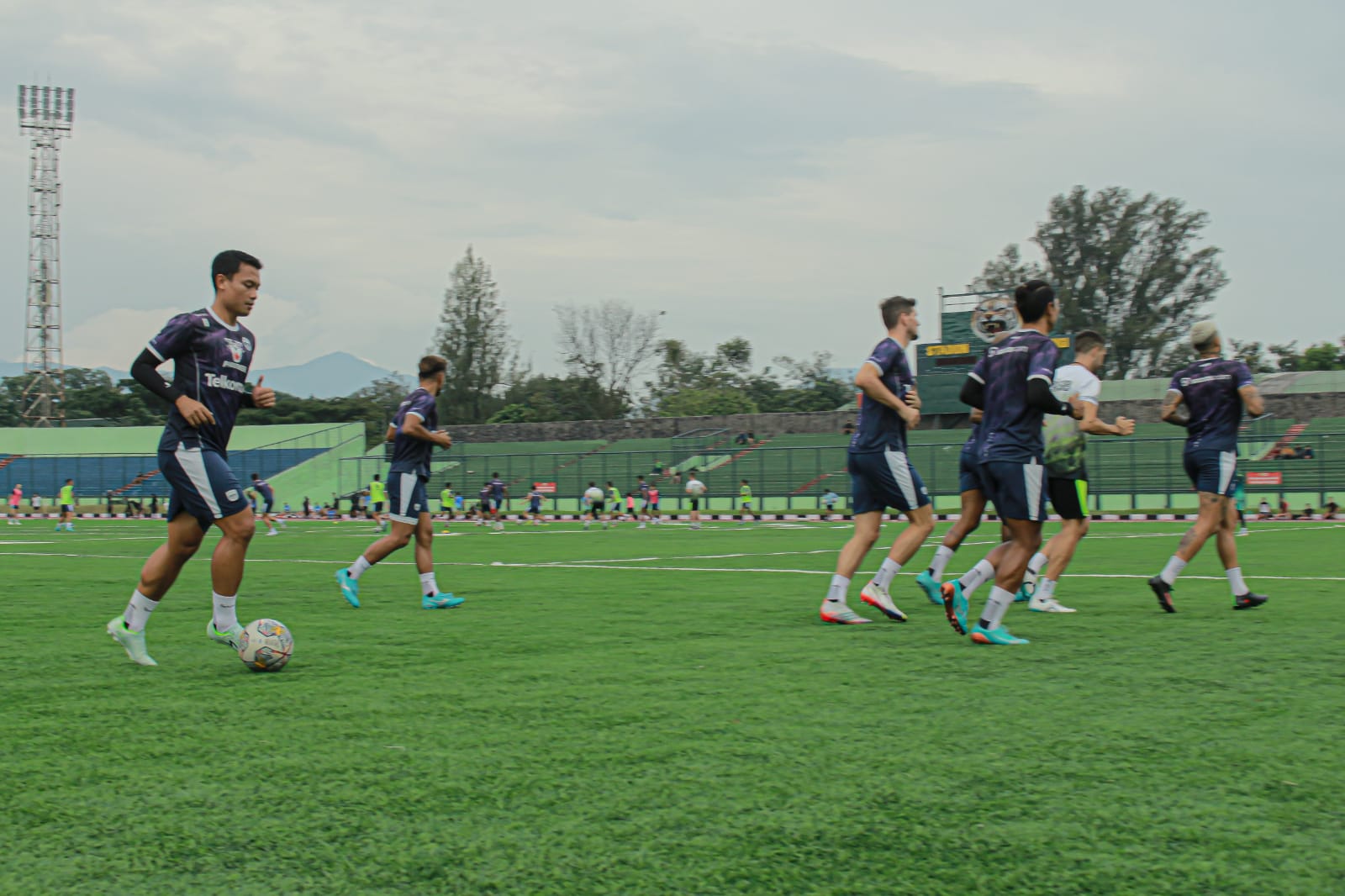 GEBER LATIHAN: Skuad Persib Bandung saat berlatih di stadion Siliwangi Bandung beberapa waktu lalu. (Kholid/Jabar Ekspres/Ilustrasi)