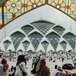 Pengujung Masjid Al Jabbar tidak pernah sepi bahkan ribuan setelah diesmikan oleh Gubernur Ridwan Kamil, 30 Desember 2022 lalu. (KHOLID/JABAR EKSPRES)