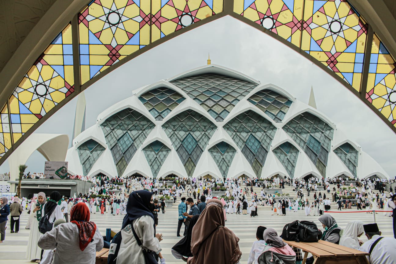 Pengujung Masjid Al Jabbar tidak pernah sepi bahkan ribuan setelah diesmikan oleh Gubernur Ridwan Kamil, 30 Desember 2022 lalu. (KHOLID/JABAR EKSPRES)