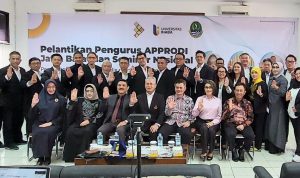 KOMPAK: Peserta Apptodi foto bersama usai seminar nasional peningkatan produktivitas dan daya saing ekomoni nasional di kampus Inaba, Jalan Soekarno Hatta, Kota Bandung, Sabtu 11 Februari 2023.