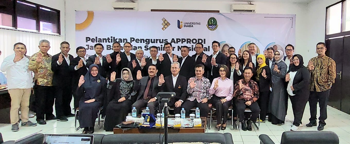 KOMPAK: Peserta Apptodi foto bersama usai seminar nasional peningkatan produktivitas dan daya saing ekomoni nasional di kampus Inaba, Jalan Soekarno Hatta, Kota Bandung, Sabtu 11 Februari 2023.