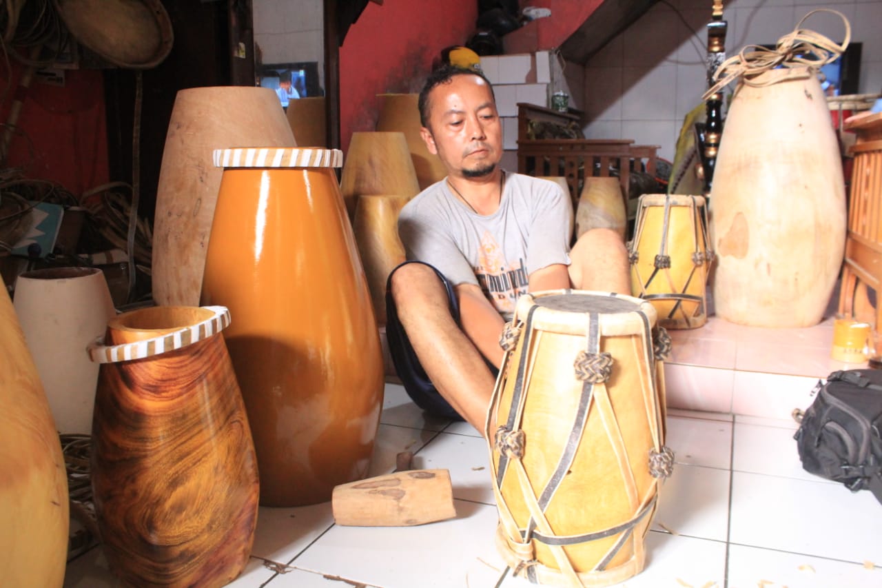 Perajin kendang, Asep Kurnia waraga Kota Bandung saat mengerjakan orderan yang dipesan hingga ke mancanegara. (HENDRIK MUCHLISON/JABAR EKSPRES)