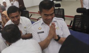 Kepala Disdik Kota Bogor, Sujatmiko Baliarto (Kanan) bersama Hanafi (Kiri) usai serah terima jabatan, Rabu 8 Februari 2023. (YUDHA PRANANDA / JABAR EKSPRES)
