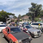 Kepadatan kendaraan yang terjadi di ruas Jalan Surapati. Imbas dari penumpukan kendaraan para wisatawan dan warga Kota Bandung. (SADAM HUSEN SOLEH RAMDHANI/JABAR EKSPRES)