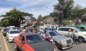 Kepadatan kendaraan yang terjadi di ruas Jalan Surapati. Imbas dari penumpukan kendaraan para wisatawan dan warga Kota Bandung. (SADAM HUSEN SOLEH RAMDHANI/JABAR EKSPRES)