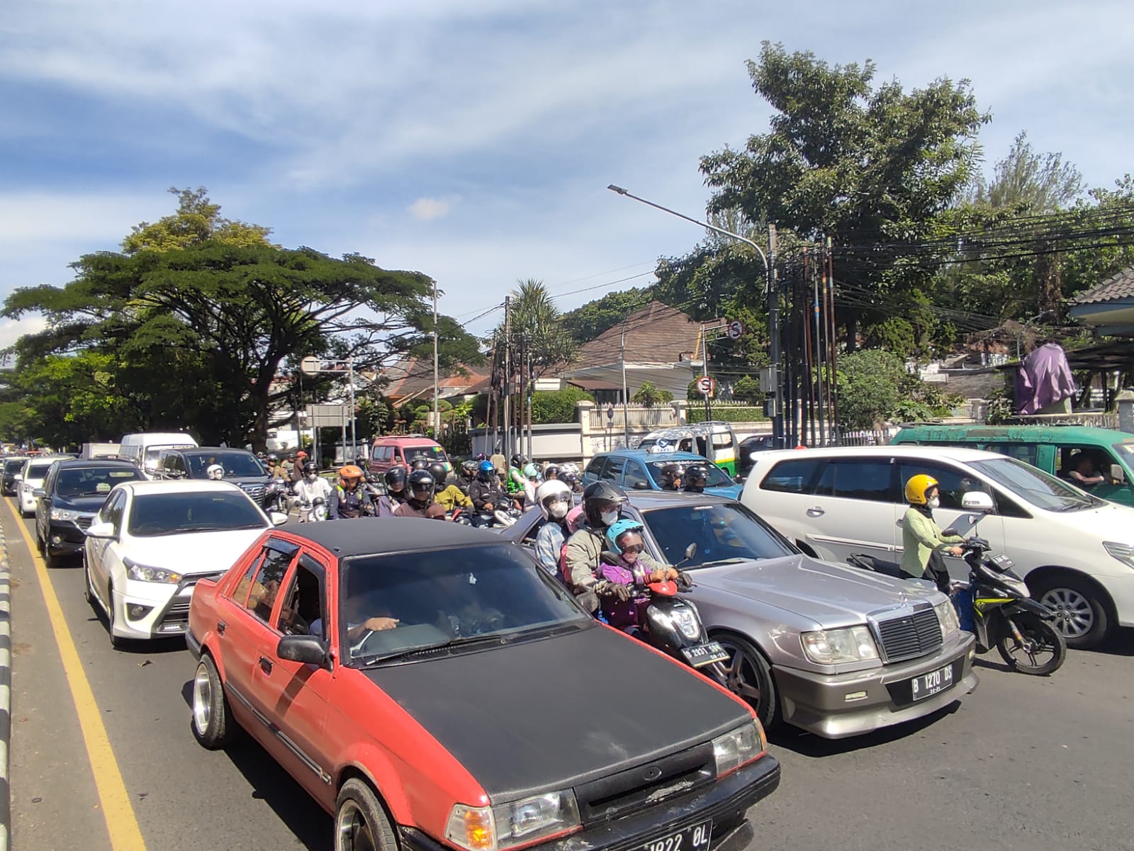 Kepadatan kendaraan yang terjadi di ruas Jalan Surapati. Imbas dari penumpukan kendaraan para wisatawan dan warga Kota Bandung. (SADAM HUSEN SOLEH RAMDHANI/JABAR EKSPRES)