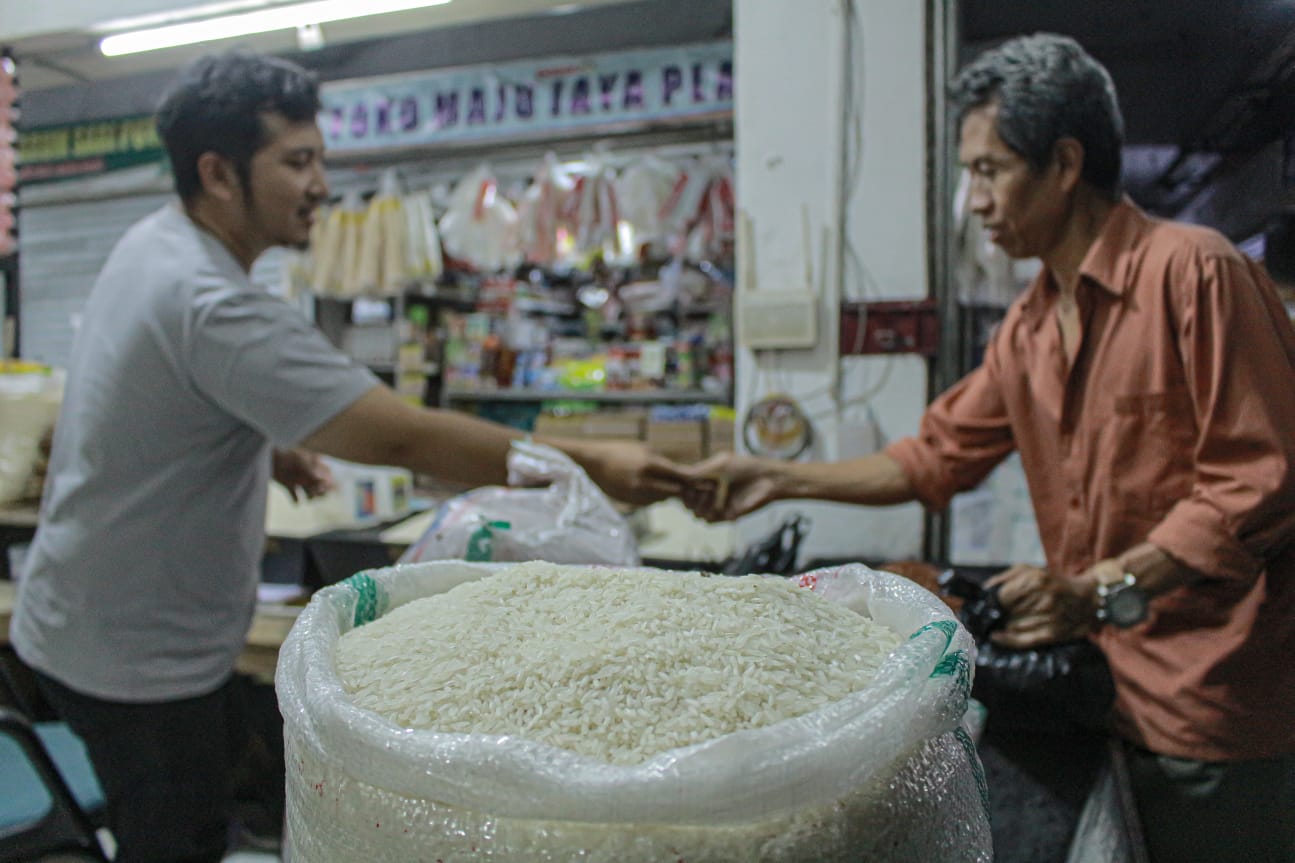 Harga beras masih tinggi di Kota Bandung. (KHOLID/JABAR EKSPRES)