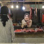 HARGA NORMAL: Penjual daging sapi di Pasar Kosambi, Kota Bandung jelang Ramadan. (KHOLID/JABAR EKSPRES)