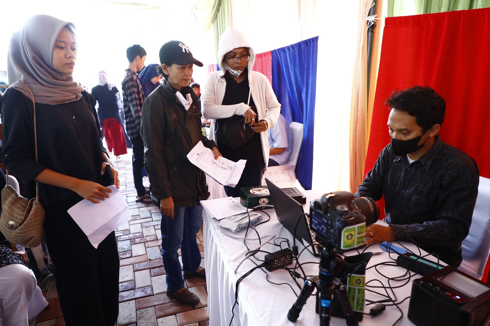 Sejumlah warga saat hendak membuat KTP dalam acara gebyar Aminduk di Kantor Disducapil,  Cibinong,  Kabupaten Bogor,  Selasa (21/2). (SANDIKA FADILAH/JABAREKSPRES.COM)