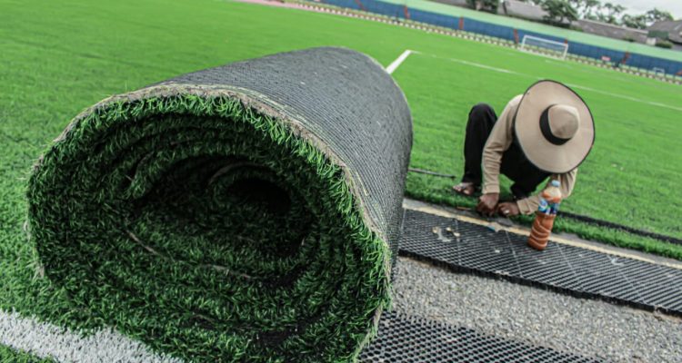 Salah seorang petugas tengah melakukan perbaikan rumput di Stadion Siliwangi yang akan menjadi homebase Persib Bandung. (KHOLID/JABAR EKSPRES)