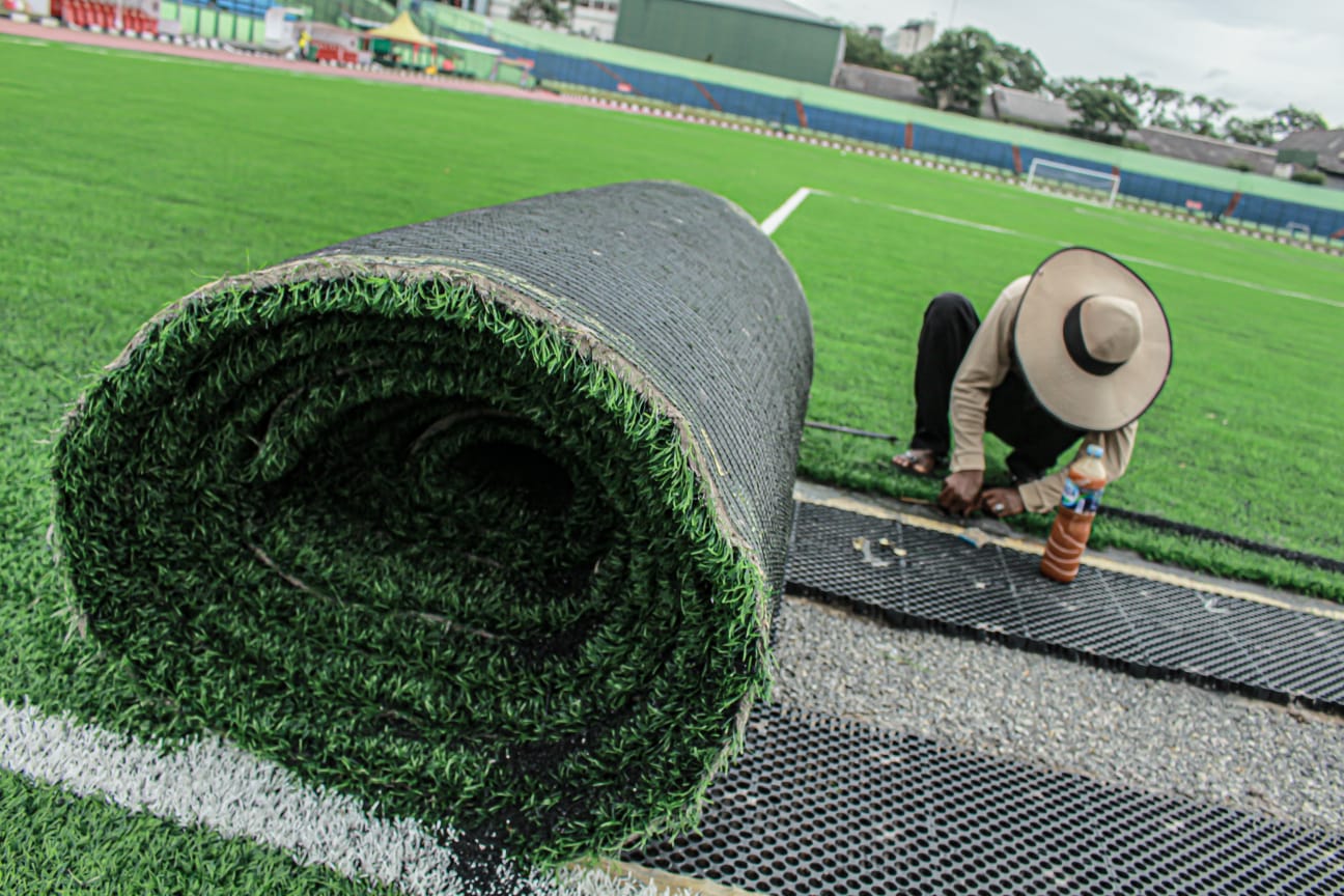 Salah seorang petugas tengah melakukan perbaikan rumput di Stadion Siliwangi yang akan menjadi homebase Persib Bandung. (KHOLID/JABAR EKSPRES)