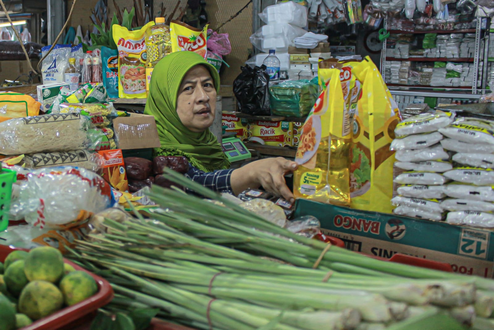 KEBUTUHAN POKOK: Penjual sembako di Pasar Kosambi, Kota Bandung. Harga minyak goreng dan beras naik. (KHOLID/JABAR EKSPRES)