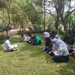 Proses kegiatan belajar mengajar sekolah alam MTs Miftahurrahmah yang dilaksankan di luar kelas. (FAHMINA/JABAR EKSPRES)