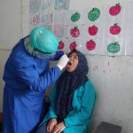 Petugas kesehatan tengah melakukan pendeteksian virus difteri di Desa Sukahurip, Kabupaten Garut. (DOK/DINKES JABAR)