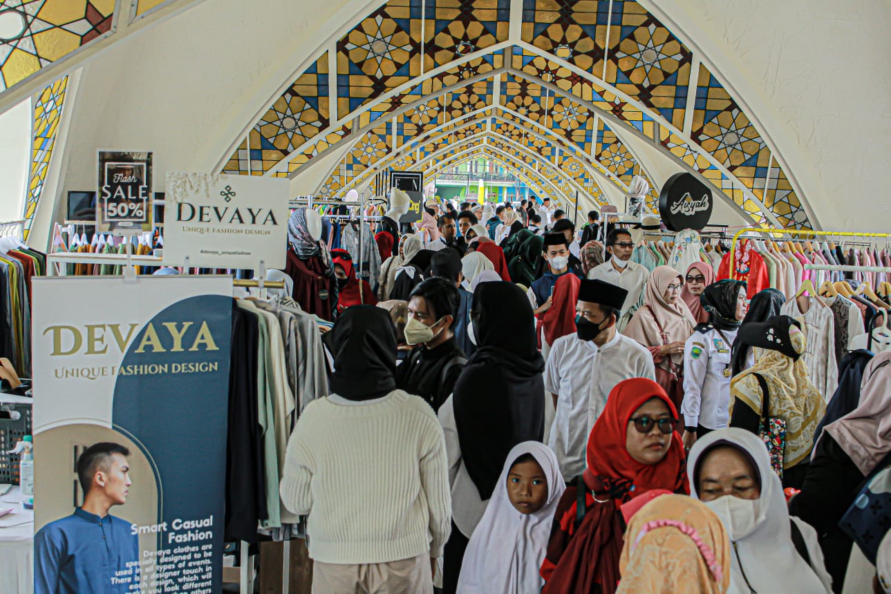 Banyaknya PKL di kawasan Masjid Al Jabbar dan menjadi tempat wisata di Bandung. (KHOLID/JABAR EKSPRES)