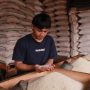 Kenaikan harga beras bukan hanya dikeluhkan masyarakat tapi juga pedagang beras di Kota Bandung. Foto. Kholid Jabar Ekspres.