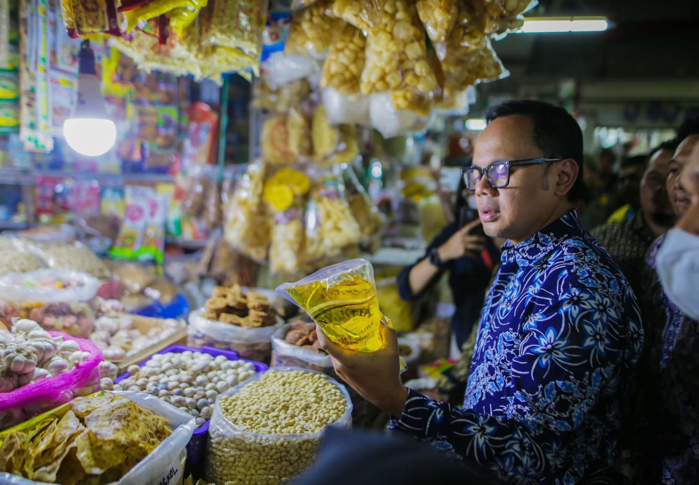 Wali Kota Bogor, Bima Arya saat melakukan sidak di Pasar Kebon Kembang, Kecamatan Bogor Tengah, Kota Bogor, Kamis (10/2). (Yudha Prananda/ Jabar Ekspres)