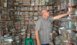 Salah seorang pemilik toko buku, Iqro tampak merapikan buku-buku koleksinya dan bisa dibaca secara gratis. Diketahui, minat baca masyarakat sangat rendah. (FAHMINAH/JABAR EKSPRES)