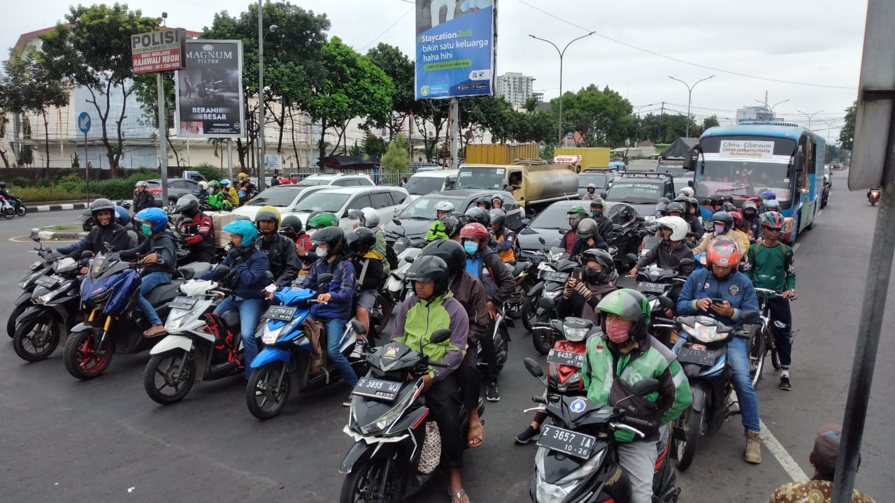 Fleksibel, masyarakat Kota Bandung masih tertarik menggunakan kendaraan pribadi, di banding transportasi umum. (SADAM HUSEN SOLEH RAMDHANI/JABAR EKSPRES)