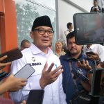 Plt Bupati Bogor Iwan Setiawan saat memberikan keterangan kepada media usai meresmikan Gedung Bawaslu, Kabupaten Bogor, Rabu (15/2). (Sandika Fadilah/Jabar Ekspres)