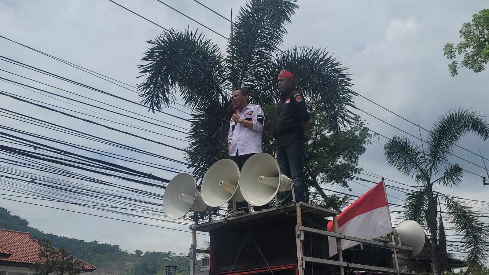 Ormas Manggala Garuda Putih menggelar aksi di depan Pengadilan Negeri Bale Bandung, menuntut Irfan Suryanagara dihukum berat.