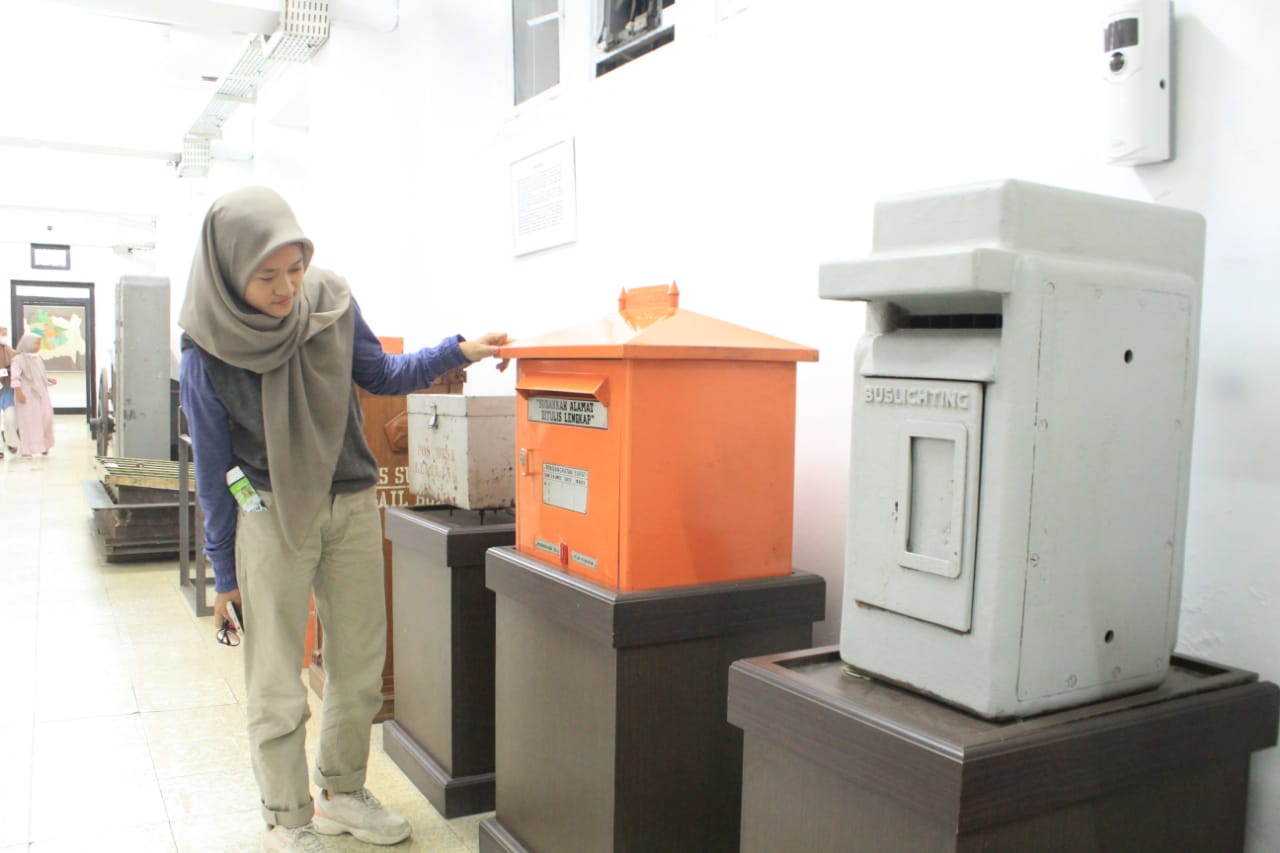 KEMBALI RAMAI: Seorang pengunjung saat melihat koleksi yang ada di Museum Pos Indonesia, Kamis (9/3). (Hendrik Muchlison/Jabar Ekspres)